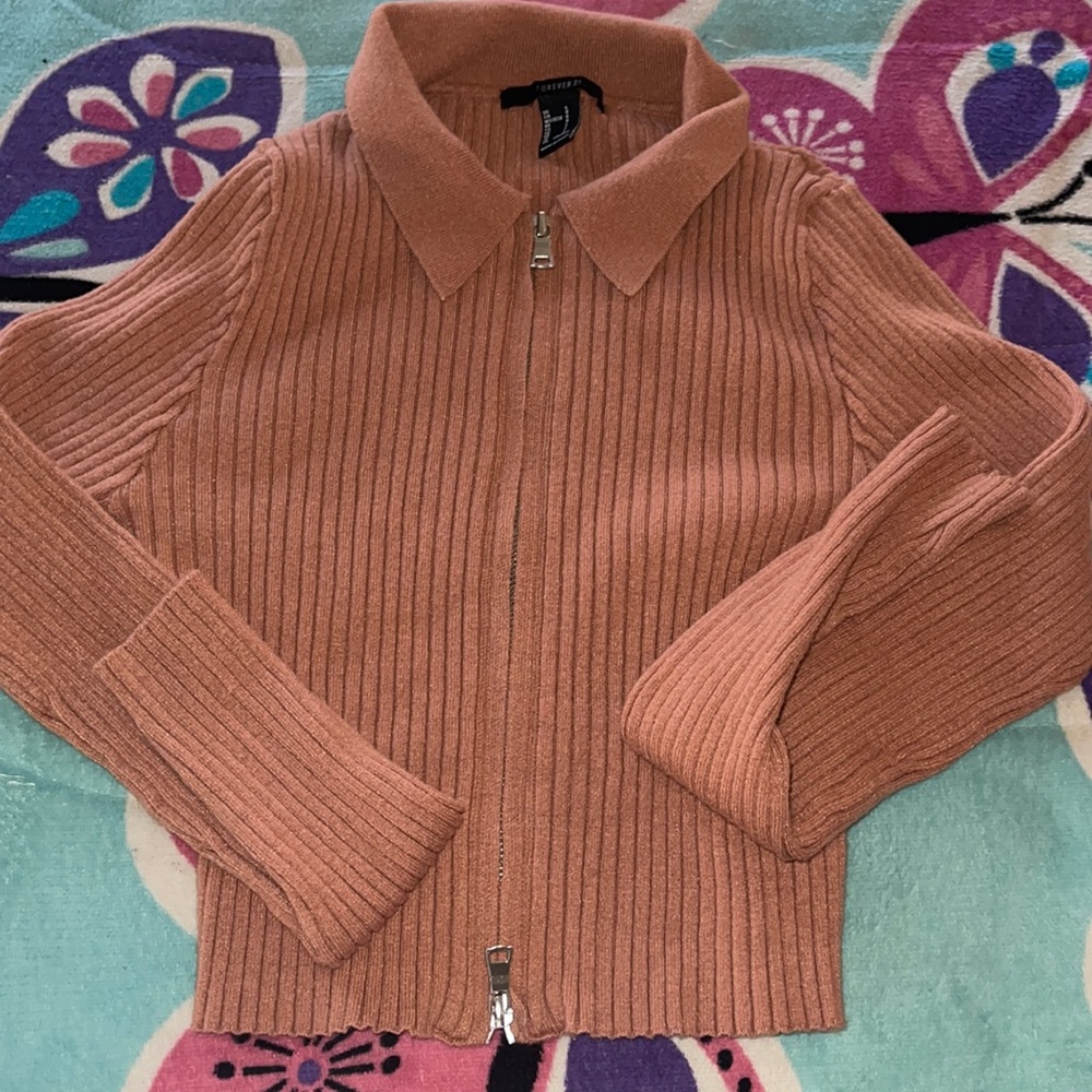 KNIT CROP TOP WITH ADJUSTABLE FRONT AND COLLAR
